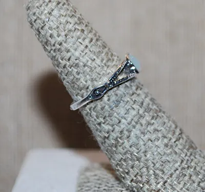 Size 5½ SMALL ROUND Blue Iridescent Opaque Stone RING with Silver Colored "Brace" Setting on a Silver Tone Band (1.9g)