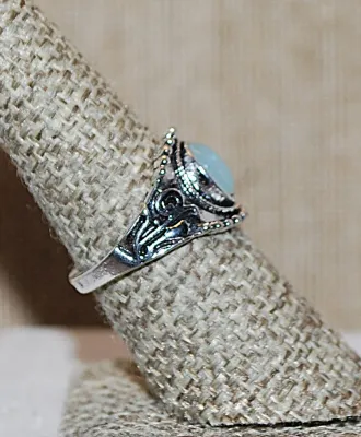 Size 7 Oval Blue Iridescent Opaque Stone RING with Silver Colored Ribbon Surround on a Silver Tone Band (4.4g)