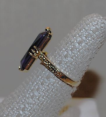 Size 7 Deep PURPLE Colored 12 Prong Long Rectangle Stone RING with Bright Gold Tone Band and Setting (4.9g)