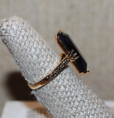 Size 7 Deep PURPLE Colored 12 Prong Long Rectangle Stone RING with Bright Gold Tone Band and Setting (4.9g)