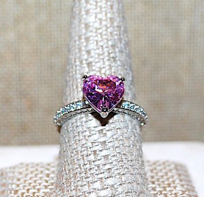 Size 7½ Large PINK/PURPLE-ish HEART Shaped Stone RING with Jeweled Lined Side Accents on a Silver Tone Setting and Band (3.6g)