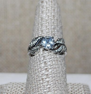 Size 8 Single Round Clear 4-Prong Stone RING with 4 Jeweled Side Accent Banners on a Silver Tone Setting & Band (3.6g)