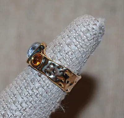 Size 7 Translucent Square BLUE HUE Colored Main Stone RING with Amber & Red Side Accent Globes on a Gold Tone Band (4.7g)