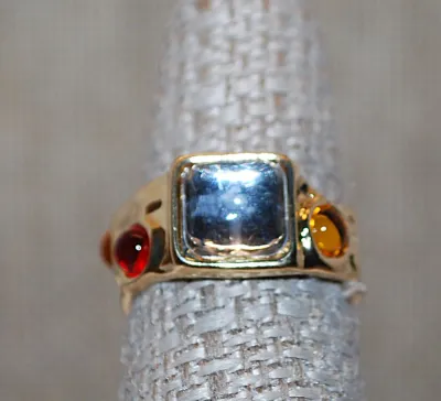 Size 7 Translucent Square BLUE HUE Colored Main Stone RING with Amber & Red Side Accent Globes on a Gold Tone Band (4.7g)