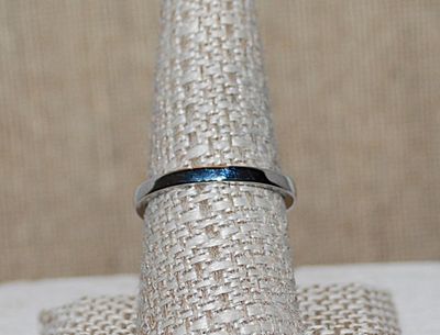Size 9 Marked .925 OVAL Party Style RING with Beautiful Clear Round Stones Surround and Vertical Baguettes on a Silver Band (5.4g)