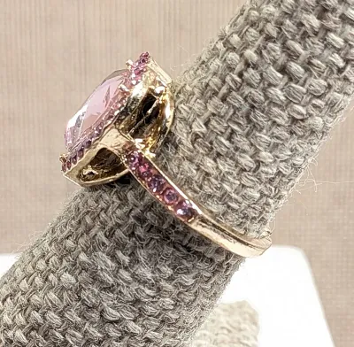 Size 6 PINK GLASS HEART STONE RING with Pink Stones Surround and Side Accent Stones on a Gold Tone Setting + SPLIT BAND (3.2g)