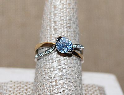 Size 8 Marked .925 - Round Clear Main Stone CRISS-CROSS 2-TONE RING with BOTH Jeweled Gold Bands & Silver Tone Bands (3.6g)