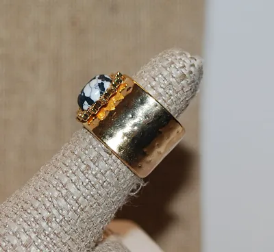 Size 6½ Gold Tone WIDE SPLIT BAND RING with Splashed Black & White Oval Main Stone and "Crown" Surround (10.8g)