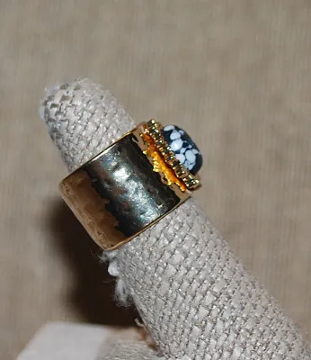 Size 6½ Gold Tone WIDE SPLIT BAND RING with Splashed Black & White Oval Main Stone and "Crown" Surround (10.8g)