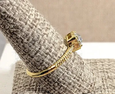 Size 10 Single CLEAR SQUARE MAIN STONE RING with Clear Stones Surround and Bright Gold Tone Setting + SPLIT BAND (1.4g)