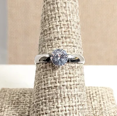 Size 8½ Single CLEAR ROUND STONE RING with a Silver Tone Setting + SPLIT BAND (1.2g)
