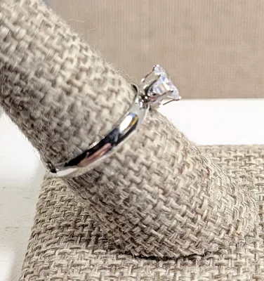 Size 8½ Single CLEAR ROUND STONE RING with a Silver Tone Setting + SPLIT BAND (1.2g)