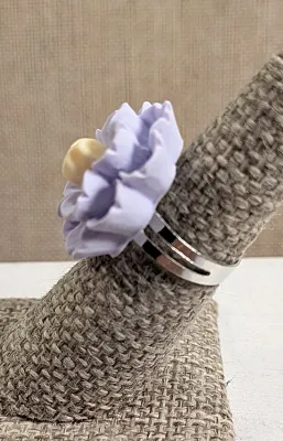 Size 7-8 LAVENDER & YELLOW COMPOSITE FLOWER RING with a Silver Tone Setting + SPLIT BAND (3.5g)