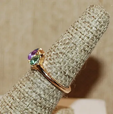 Size 7¼ Multicolor PEAR SHAPED Stones RING with 3 Green, Blue & Pink Stones on a Gold Tone Band (2.7g)