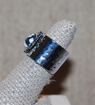 Size 6½ Silver Tone WIDE SPLIT BAND RING with Splashed Black & White Oval Main Stone and "Crown" Surround (10.8g)