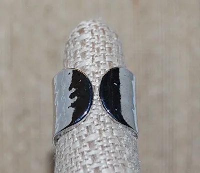 Size 6½ Silver Tone WIDE SPLIT BAND RING with Splashed Black & White Oval Main Stone and "Crown" Surround (10.8g)