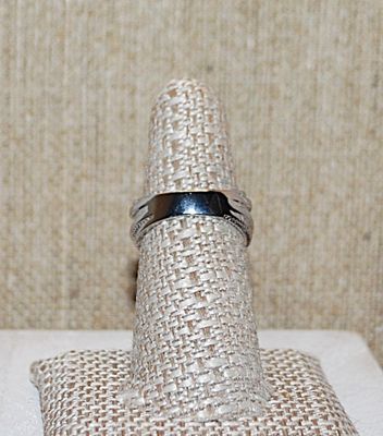 Size 7 Multi "Swirled Lines" RING with 2 Tiny BLACK Stones Lines on a Silver Tone Setting and Band (5.9g)