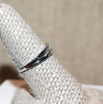 Size 8½ Double Lines RING with BLACK Stones in 1 Line and Second Line in Silver Tone (4.2g)