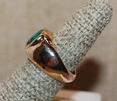Size 7 Large Beveled GREEN HEART Shaped Stone RING with Strong Solid Gold Tone Band (10.0g)