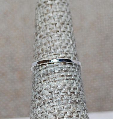 Size 5½ BLUE Beveled Oval Stone RING with Silver Tone Heart Side Accents and Band (1.7g)
