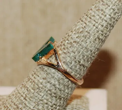 Size 7¾ GREEN ENAMEL Cut BUTTERFLY RING on a Gold Tone Band (3.4g)