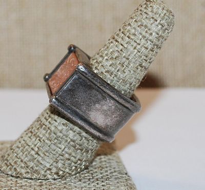 Size 8 Marked "NINE WEST STAR" RING with Pink Square Line Designed Insert and Heavy Solid Metal Band (18.9g)