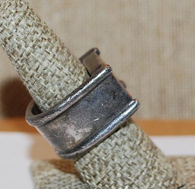 Size 8 Marked "NINE WEST STAR" RING with Pink Square Line Designed Insert and Heavy Solid Metal Band (18.9g)