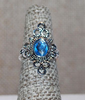 Size 5½ Light BLUE Oval Beveled Stone RING with Full Ornate Surround on a Silver Tone Setting (2.2g)