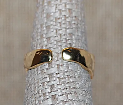Size 7½ BLUE Colored MAIN STONE RING on a "Molten Lava Style" Gold Tone SPLIT BAND Setting (4.3g)