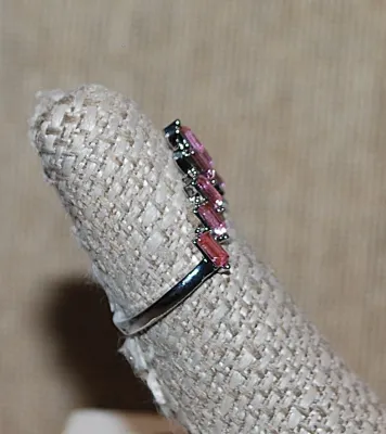 Size 6¼ PINK Set of 9 "BIG LETTER V Shape" BAGUETTES RING on a Silver Tone Band (2.5g)