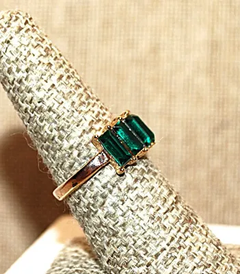 Size 7½ GREEN Set of 8 BAGUETTES RING on a Gold Tone Band (4.7g)