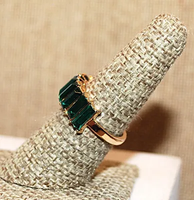 Size 7½ GREEN Set of 8 BAGUETTES RING on a Gold Tone Band (4.7g)