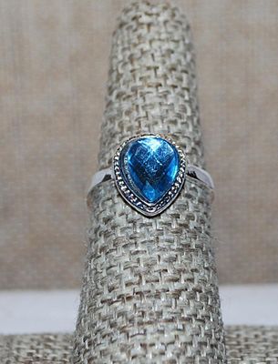 Size 6½ BLUE PEAR Shaped Glass Stone RING with Silver Tone Surround & Band (2.7g)