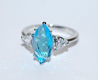 Size 6½ Long Marquise Cut Light BLUE Main Stone RING with 2 Clear HEART Shaped Accent Stones on a Silver Tone Setting and Band (3.0g)