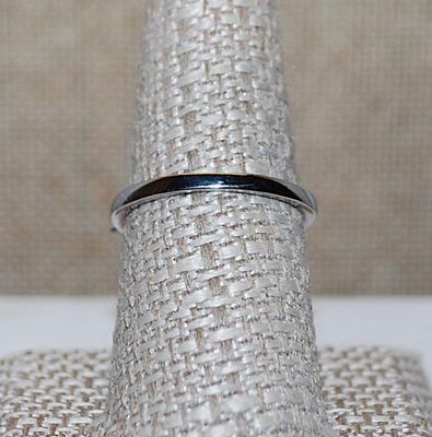 Size 8½ Beveled HEART Shaped Stone RING with 2 Pear Shaped Stone Accents & Jeweled Surround on a Silver Tone Setting and Band (3.0g)