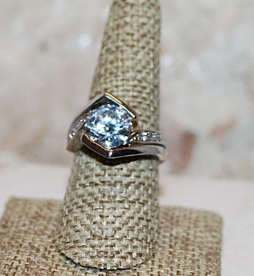 Size 8¼ Large Round Clear Beveled Center Stone RING with Triple Stones Side Accents on a Silver Tone Solid Band (6.5g)