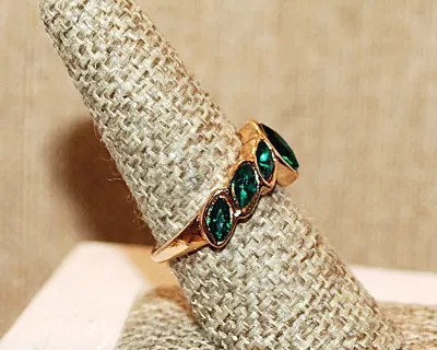 Size 8 Vertical & Slanted GREEN MARQUISE CUT Stones RING on a Gold Tone Setting and Band (4.6g)