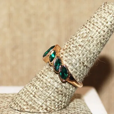 Size 8 Vertical & Slanted GREEN MARQUISE CUT Stones RING on a Gold Tone Setting and Band (4.6g)