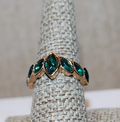 Size 8 Vertical & Slanted GREEN MARQUISE CUT Stones RING on a Gold Tone Setting and Band (4.6g)