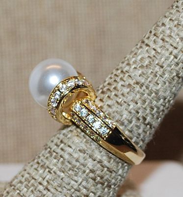 Size 7½ Large Single White Faux Pearl with Looped Sides & Band Accents on a Gold Tone Band (7.0g)