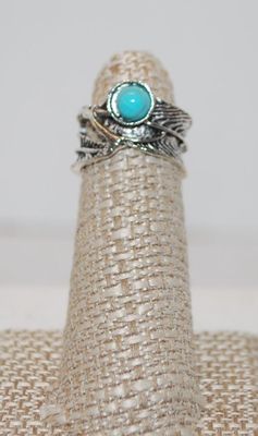 Size 4½ High Set Turquoise-Styled Stone on a "Feather" Design Silver Tone Band (4.5g)