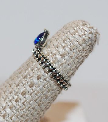 Size 6 Single Pear Shape Dark Blue Stone Ring on a Silver Tone Pointed Band (1.9g)