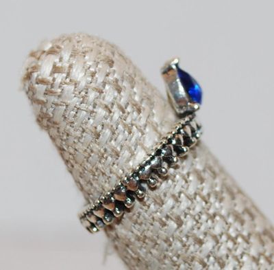 Size 6 Single Pear Shape Dark Blue Stone Ring on a Silver Tone Pointed Band (1.9g)