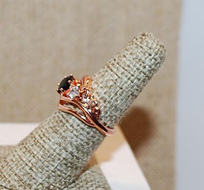 Size 6 Black Beveled Round Main Stone Ring with 2 Side Stones on a ROSE GOLD Band (4.0g)