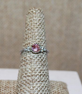 Size 6½ Single Pink Faceted Center Stone Set in a "Nest" Ring with 3 Clear Stones Side Accents and Silver Tone Band (1.2g)