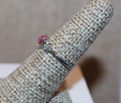 Size 6½ Single Pink Faceted Center Stone Set in a "Nest" Ring with 3 Clear Stones Side Accents and Silver Tone Band (1.2g)