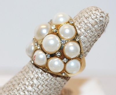 Size 7 Showy Ring with 15 Pearl-Style Stones and Tiny Sparkle Stones Embed (25.0g)