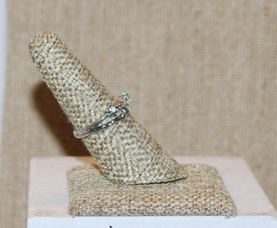 Size 7¼ Very Light Single Green Round Stone Ring Set on a Flowered Branch on a Silver Tone Band (2.2g)