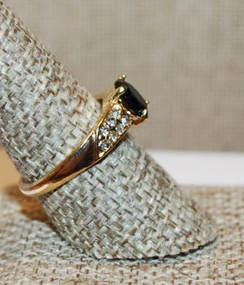 Size 8½ BLACK Oval Cut Stone Ring with Side Accents on a Gold Tone Band (2.8g)