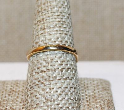 Size 8½ BLACK Oval Cut Stone Ring with Side Accents on a Gold Tone Band (2.8g)